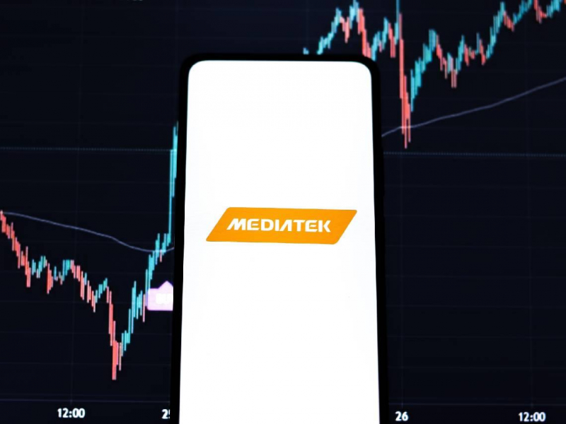 1300元的聯發科(2454)輕鬆入手！小資卡位10檔ETF跟著吃肉...一表看能賺12％配息、想打贏0050選誰好？